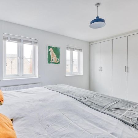5 Bed House In Gloucester Hucclecote المظهر الخارجي الصورة