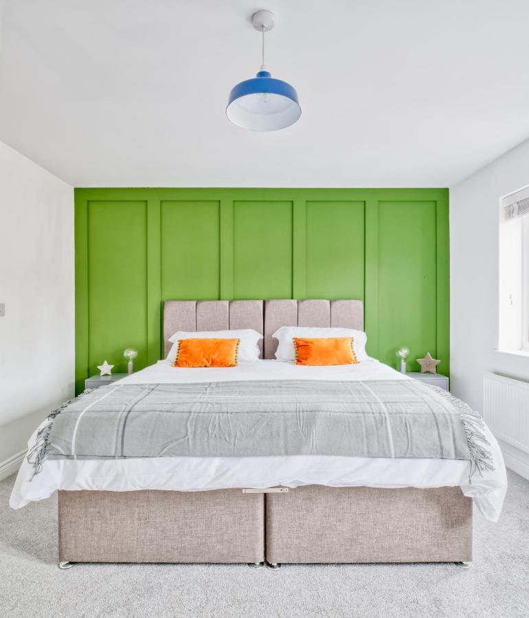 5 Bed House In Gloucester Hucclecote المظهر الخارجي الصورة