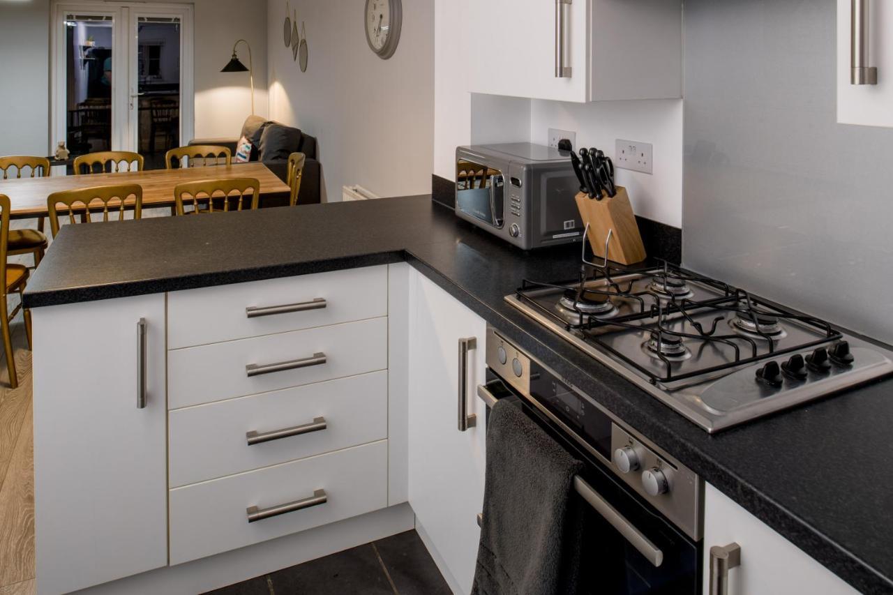 5 Bed House In Gloucester Hucclecote المظهر الخارجي الصورة