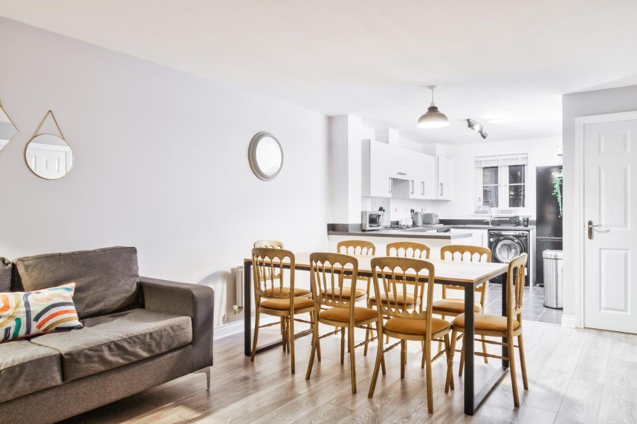 5 Bed House In Gloucester Hucclecote المظهر الخارجي الصورة